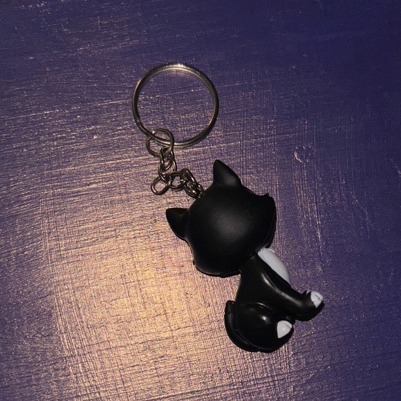 Disneys Minnie Mouse’s pet cat figaro keychain - Picture 3 of 4